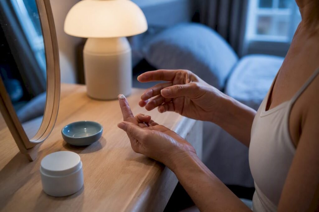 Measuring a small amount of retinoid cream